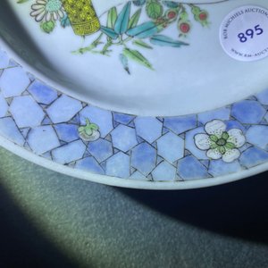 Een Chinees famille rose 'ruby back' bord met een vogel op een bloesemtak, Yongzheng — foto 14