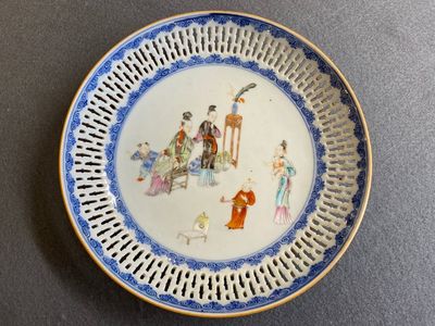 Een Chinees famille rose 'san niang jao zi' bord met opengewerkte rand, Qianlong — foto 1