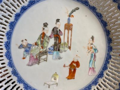 Een Chinees famille rose 'san niang jao zi' bord met opengewerkte rand, Qianlong — foto 2