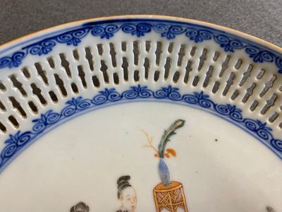 Een Chinees famille rose 'san niang jao zi' bord met opengewerkte rand, Qianlong — foto 5