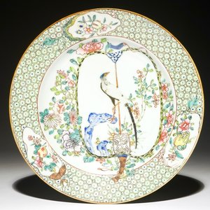 Een Chinees famille rose semi-eierschaal bord met een fazant, Yongzheng — foto 1