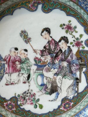 Een Chinees famille rose semi-eierschaal bord met robijnrode achterkant, 19/20e eeuw — foto 2
