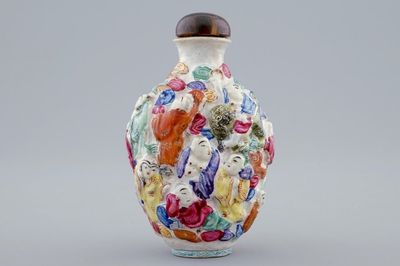 Een Chinees famille rose snuifflesje met reliëfdecor van 18 Luohan, Xianfeng merk en mog. periode