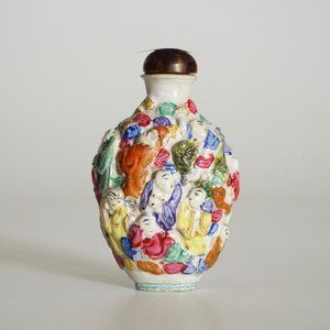 Een Chinees famille rose snuifflesje met reliëfdecor van 18 Luohan, Xianfeng merk en mog. periode — foto 7