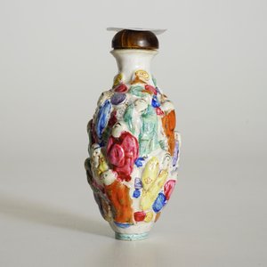 Een Chinees famille rose snuifflesje met reliëfdecor van 18 Luohan, Xianfeng merk en mog. periode — foto 10
