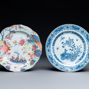 Een Chinees famille rose 'tabaksbladeren' bord en een blauw-wit met konijnen, Qianlong — foto 2