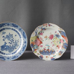 Een Chinees famille rose 'tabaksbladeren' bord en een blauw-wit met konijnen, Qianlong — foto 4