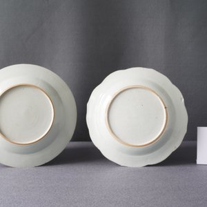Een Chinees famille rose 'tabaksbladeren' bord en een blauw-wit met konijnen, Qianlong — foto 5