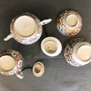 Een Chinees famille rose theeservies met floraal en verguld decor, Qianlong — foto 29