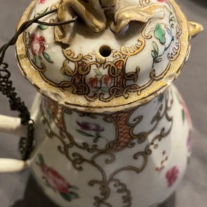 Een Chinees famille rose theeservies met floraal en verguld decor, Qianlong — foto 39