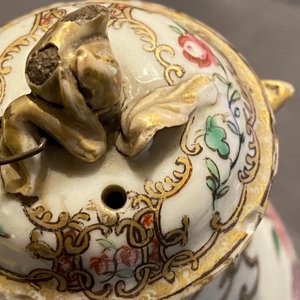 Een Chinees famille rose theeservies met floraal en verguld decor, Qianlong — foto 41