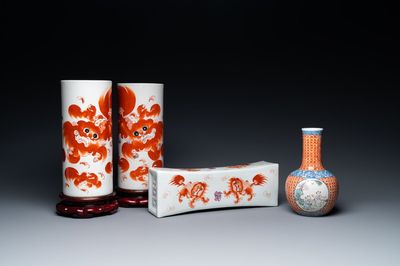Een Chinees famille rose vaasje met jongens, een paar hoedensteunen en een neksteun met leeuwen, 19/20e eeuw