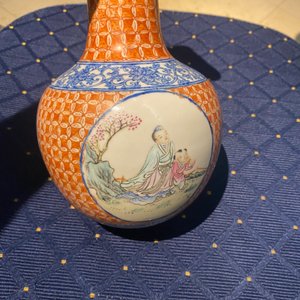 Een Chinees famille rose vaasje met jongens, een paar hoedensteunen en een neksteun met leeuwen, 19/20e eeuw — foto 11