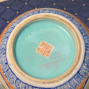 Een Chinees famille rose vaasje met jongens, een paar hoedensteunen en een neksteun met leeuwen, 19/20e eeuw — foto 12