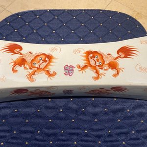 Een Chinees famille rose vaasje met jongens, een paar hoedensteunen en een neksteun met leeuwen, 19/20e eeuw — foto 14