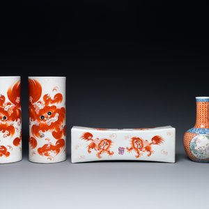 Een Chinees famille rose vaasje met jongens, een paar hoedensteunen en een neksteun met leeuwen, 19/20e eeuw — foto 2