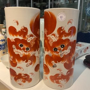 Een Chinees famille rose vaasje met jongens, een paar hoedensteunen en een neksteun met leeuwen, 19/20e eeuw — foto 24