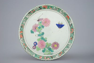 Een Chinees famille rose/verte bord met gedecoreerde rand, ex-coll. Augustus de Sterke, Kangxi/Yongzheng
