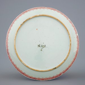Een Chinees famille rose/verte bord met gedecoreerde rand, ex-coll. Augustus de Sterke, Kangxi/Yongzheng — foto 2