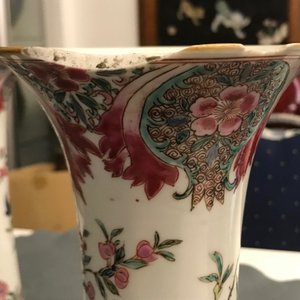 Een Chinees famille rose vijfdelig kaststel met vogels bij bloesems, Qianlong — foto 12