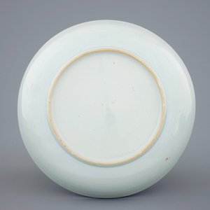 Een Chinees famille rose wapenbord, Yongzheng, ca. 1735 — foto 2