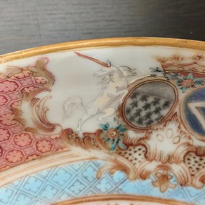 Een Chinees famille rose wapenbord, Yongzheng, ca. 1735 — foto 5