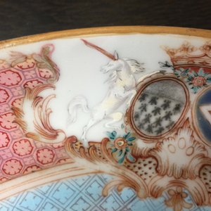Een Chinees famille rose wapenbord, Yongzheng, ca. 1735 — foto 6