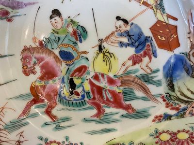 Een Chinees famille rose 'Xi Xiang Ji' bord met Zhang Junrui die naar de hoofdstad vertrekt, Yongzheng — foto 8