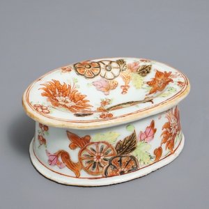 Een Chinees famille rose zoutvat met 'tabaksbladeren' decor, Qianlong — foto 1