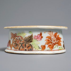 Een Chinees famille rose zoutvat met 'tabaksbladeren' decor, Qianlong — foto 2