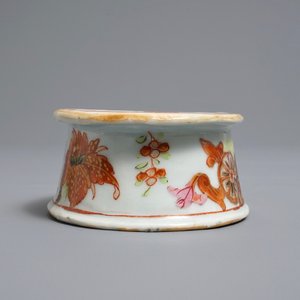 Een Chinees famille rose zoutvat met 'tabaksbladeren' decor, Qianlong — foto 3
