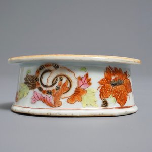 Een Chinees famille rose zoutvat met 'tabaksbladeren' decor, Qianlong — foto 4