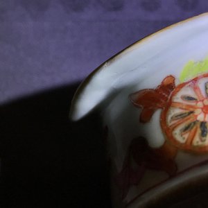 Een Chinees famille rose zoutvat met 'tabaksbladeren' decor, Qianlong — foto 9