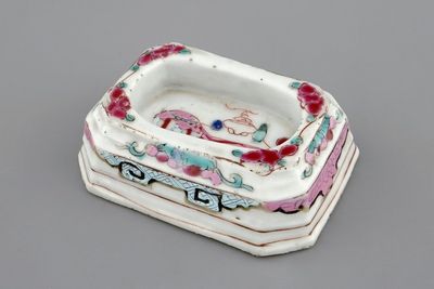 Een Chinees famille rose zoutvat, Qianlong, 18e eeuw