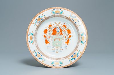 Een Chinees famille verte bassin met wapendecor, Kangxi/Yongzheng