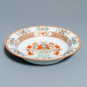 Een Chinees famille verte bassin met wapendecor, Kangxi/Yongzheng — foto 3