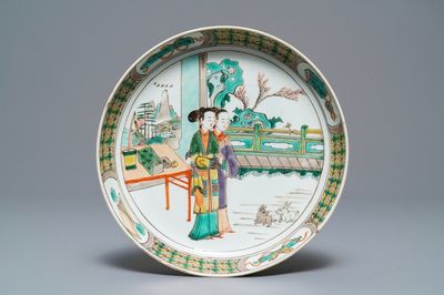 Een Chinees famille verte bord met dames en konijnen, Kangxi