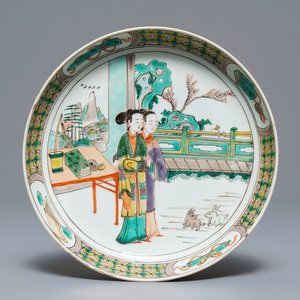 Een Chinees famille verte bord met dames en konijnen, Kangxi — foto 1
