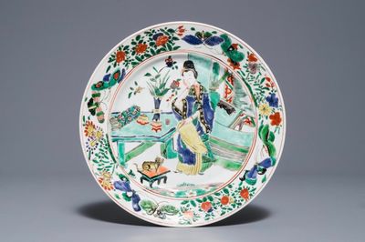 Een Chinees famille verte bord met een dame en haar kat, Kangxi