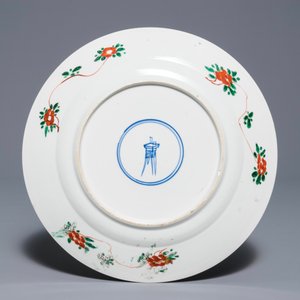 Een Chinees famille verte bord met een dame en haar kat, Kangxi — foto 2