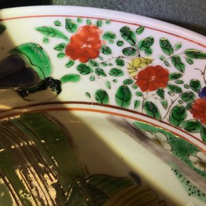 Een Chinees famille verte bord met een dame en haar kat, Kangxi — foto 3
