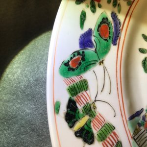 Een Chinees famille verte bord met een dame en haar kat, Kangxi — foto 6