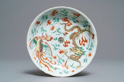 Een Chinees famille verte bord met een draak en een feniks, Kangxi