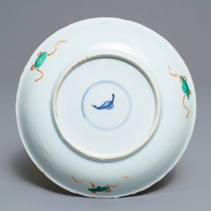 Een Chinees famille verte bord met een draak en een feniks, Kangxi — foto 2