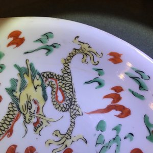Een Chinees famille verte bord met een draak en een feniks, Kangxi — foto 7