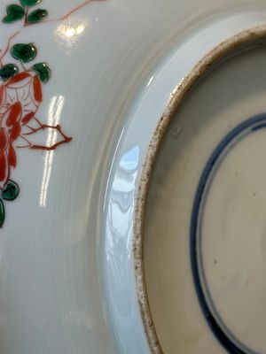Een Chinees famille verte bord met een qilin en een valk, artemisia blad merk, Kangxi — foto 7