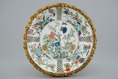 Een Chinees famille verte bord met een verguld bronzen montuur, Kangxi