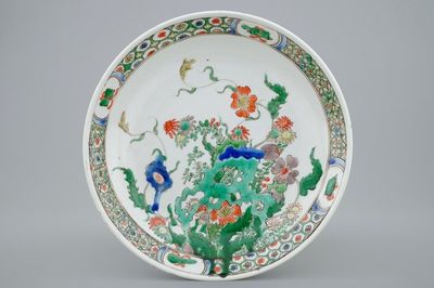 Een Chinees famille verte bord met floraal decor, ex-coll. Augustus de Sterke, Kangxi