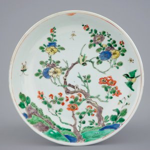 Een Chinees famille verte bord met floraal decor, Kangxi — foto 1