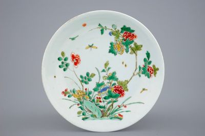 Een Chinees famille verte bord met floraal decor, Kangxi